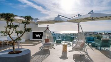 2 bars/lounges, lobby lounge