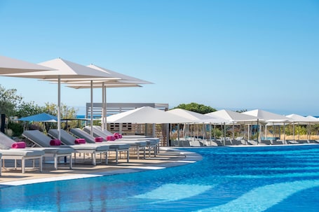 Outdoor pool. W Residences Algarve