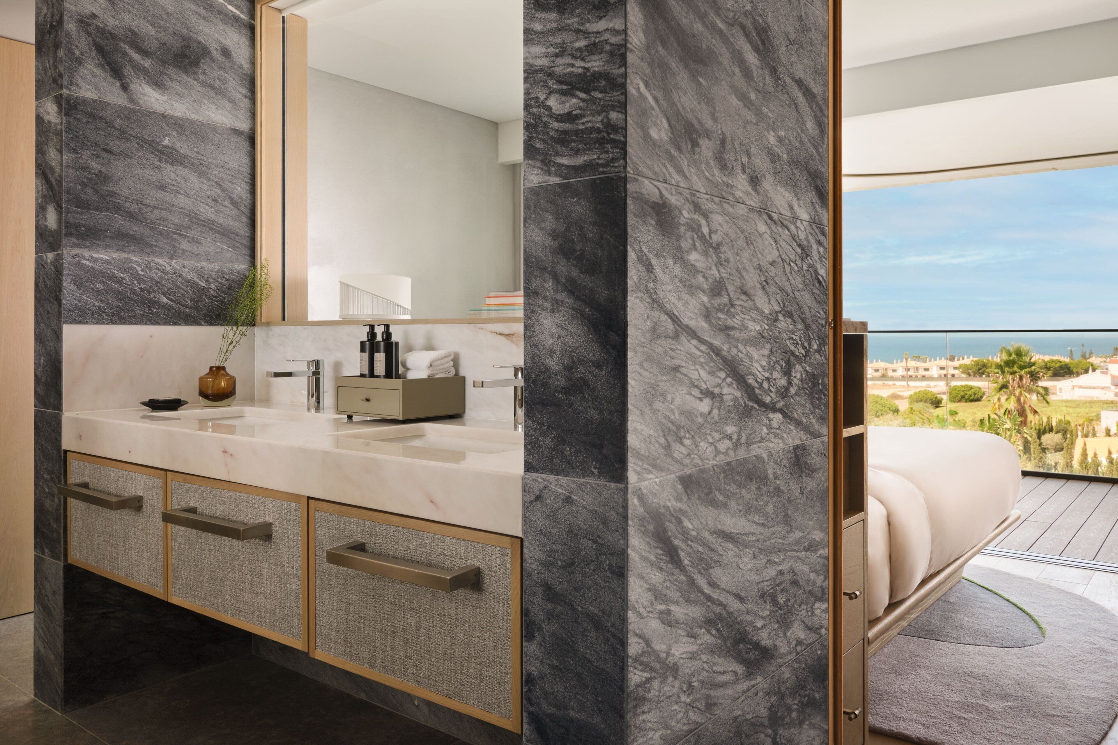 أغطية فراش متميزة وألحفة محشوة بالريش وأسرّة بطبقة علوية مريحة وميني بار