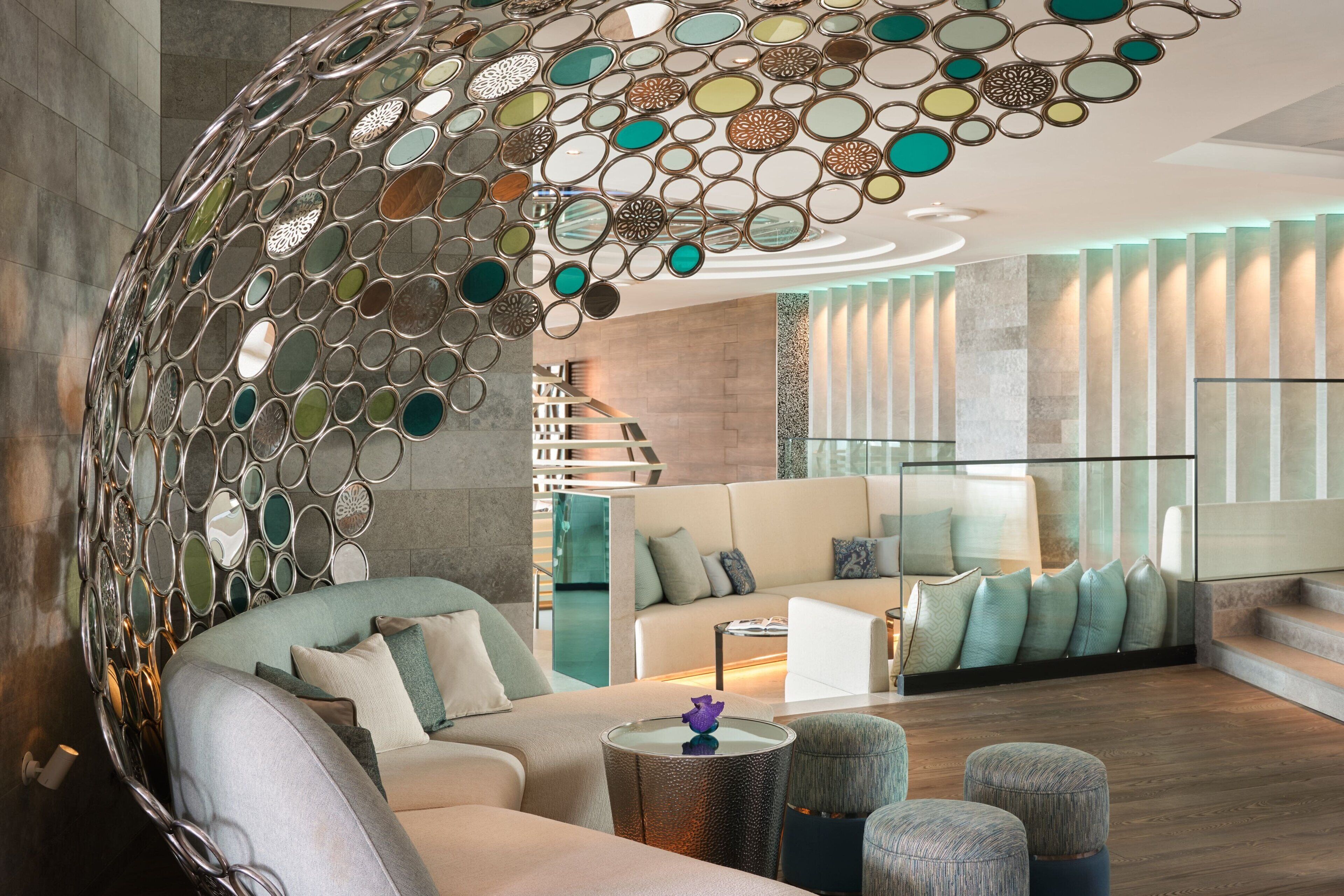 2 bars/lounges, lobby lounge