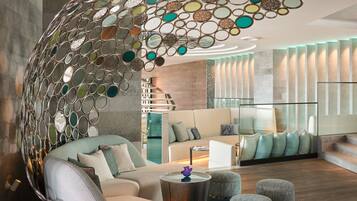 2 bars/lounges, lobby lounge