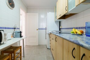 Réfrigérateur, micro-ondes, four, cafetière/bouilloire