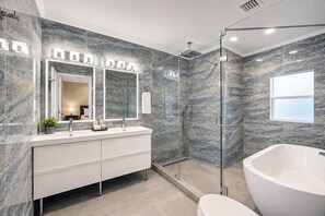 Suihkun ja ammeen yhdistelmä, ilmaiset hygieniatuotteet, hiustenkuivaaja