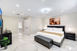 5 habitaciones, escritorio y tabla de planchar con plancha