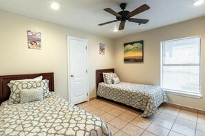 2 habitaciones, tabla de planchar con plancha y wifi gratis 