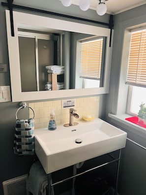 Een douche, een haardroger, handdoeken, zeep