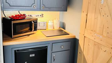 Réfrigérateur, micro-ondes, cafetiÚre/bouilloire, bouilloire électrique