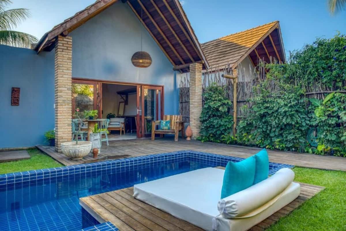 Ein Poolbereich mit Liegestuhl und Holzterrasse.