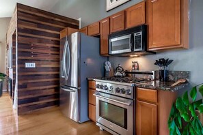 Frigorifero, microonde, forno, piano cottura