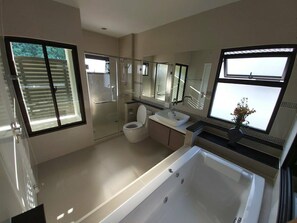 Kombinert dusj/badekar, boblebad og bidé