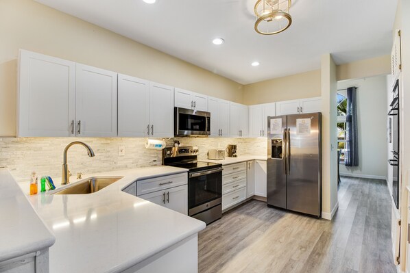 Kühlschrank, Mikrowelle, Ofen, Herdplatte