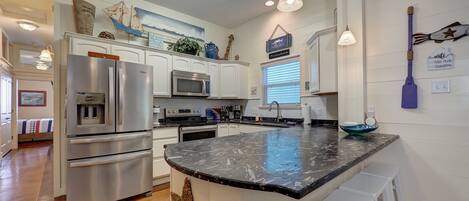 Fridge, microwave, stovetop, dishwasher