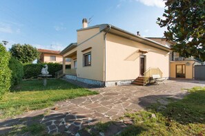 Exterior - Villa Viareggina with 500 m of garden (Fornacette)