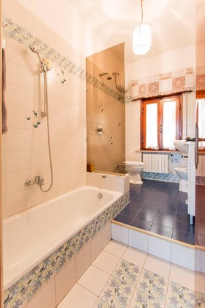 Combined shower/bathtub, hair dryer, bidet, towels - Villa Viareggina with 500 m of garden (Fornacette)