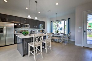 Fridge, microwave, oven, stovetop - Near Disney! Villa with Private Pool (Davenport)