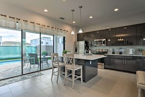 Fridge, microwave, oven, stovetop - Near Disney! Villa with Private Pool (Davenport)