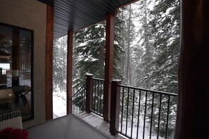 Property grounds - Quiet Mountain Escape- stay local & meet a legend. (Canmore)