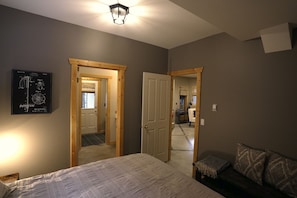 3 bedrooms, iron/ironing board, travel cot, free WiFi - Quiet Mountain Escape- stay local & meet a legend. (Canmore)