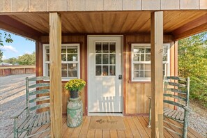 Exterior - Tom & Jerri's Rustic Cabin located on the lake (Hamersville)