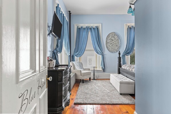 Blue Room Suite | Egyptian cotton sheets, premium bedding, pillowtop beds, blackout drapes - Braywood Inn (Oshkosh)
