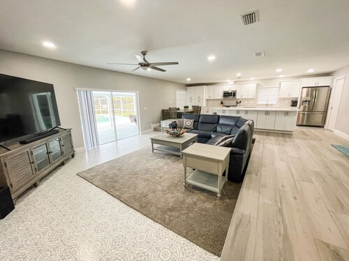 Private Lakefront Retreat with Heated Pool, Dock & Kayaks Near Tampa