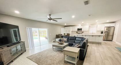 Private Lakefront Retreat with Heated Pool, Dock & Kayaks Near Tampa