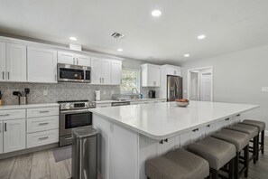 Jääkaappi, mikroaaltouuni, uuni, liesi