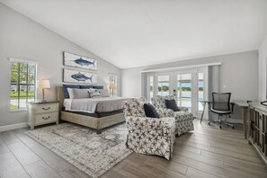 4 makuuhuonetta, työpöytä, silitysrauta/-lauta, vauvan matkasänky