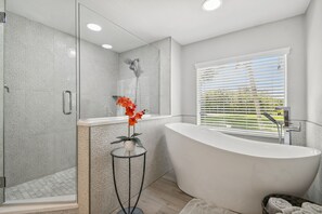 Combined shower/tub, hair dryer, towels, soap - Private Lakefront Retreat with Heated Pool, Dock & Kayaks Near Tampa (Tampa)
