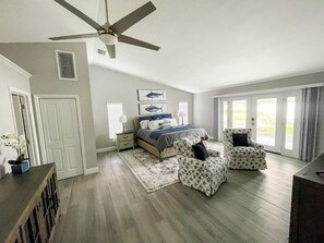 4 habitaciones, escritorio y tabla de planchar con plancha 