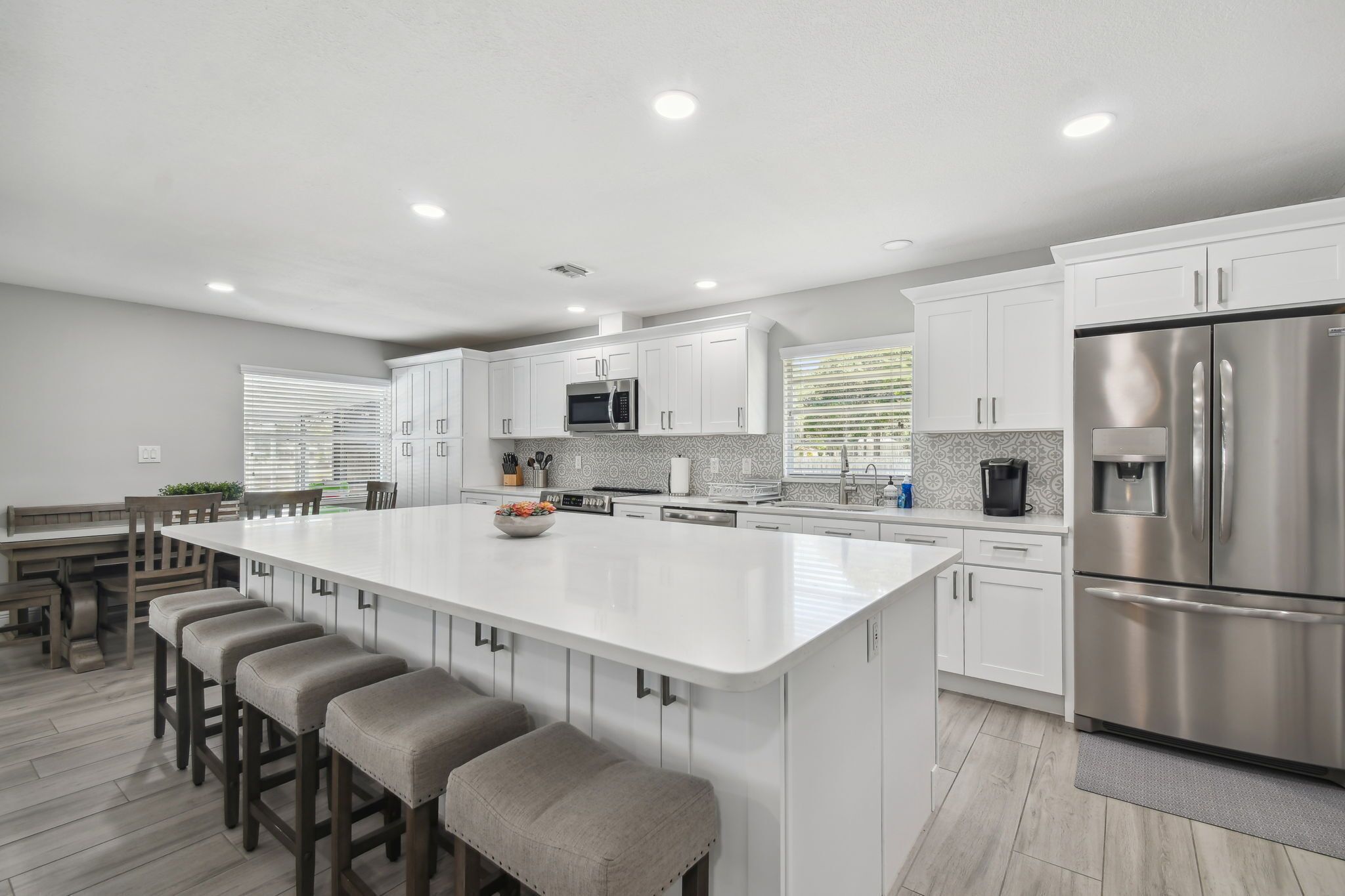 Kjøleskap, mikrobølgeovn, ovn og kokeplater