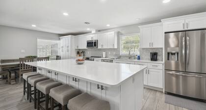 Private Lakefront Retreat with Heated Pool, Dock & Kayaks Near Tampa