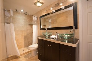 House | Bathroom | Combined shower/tub