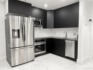 Apartment | Private kitchen | Electric kettle, toaster, dining tables - 2 Room Celebration Disney Poolside Spa-golf Condo (Kissimmee)