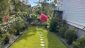 Ein gepflegter Garten mit einem Kiesweg, der zu einem Holzzaun führt.