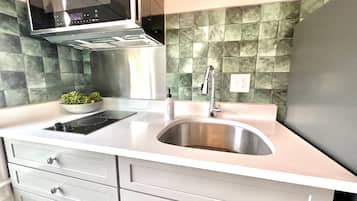 Refrigerador, microondas, horno, placa de cocina