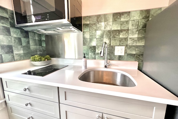 Een koelkast, een magnetron, een oven, een kookplaat