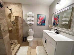 Shower, hair dryer, towels, soap - ☆ King Suite, Arcade Games, Outdoor Space, Close to Downtown! (Crystal River)