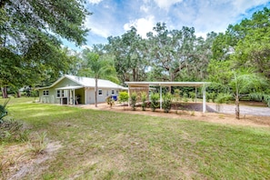 Exterior - ☆ King Suite, Arcade Games, Outdoor Space, Close to Downtown! (Crystal River)