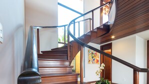 A wooden staircase with a metal handrail leading to an upper floor. - Casa do Mar praia de Cotovelo Carpediem (Parnamirim)