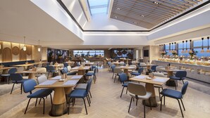 Ein geräumiges Restaurant mit hohen Decken, Oberlichtern und verschiedenen Sitzgelegenheiten.
