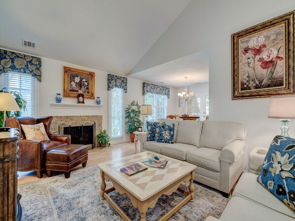 Condo (2 Bedrooms) | Front of property