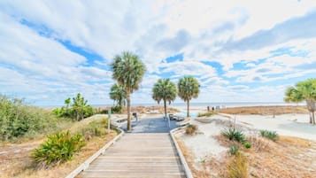 Condo (2 Bedrooms) | Property amenity