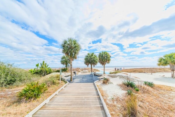 Condo (2 Bedrooms) | Property amenity