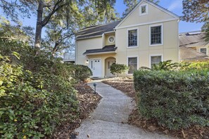 Condo (2 Bedrooms) | Front of property