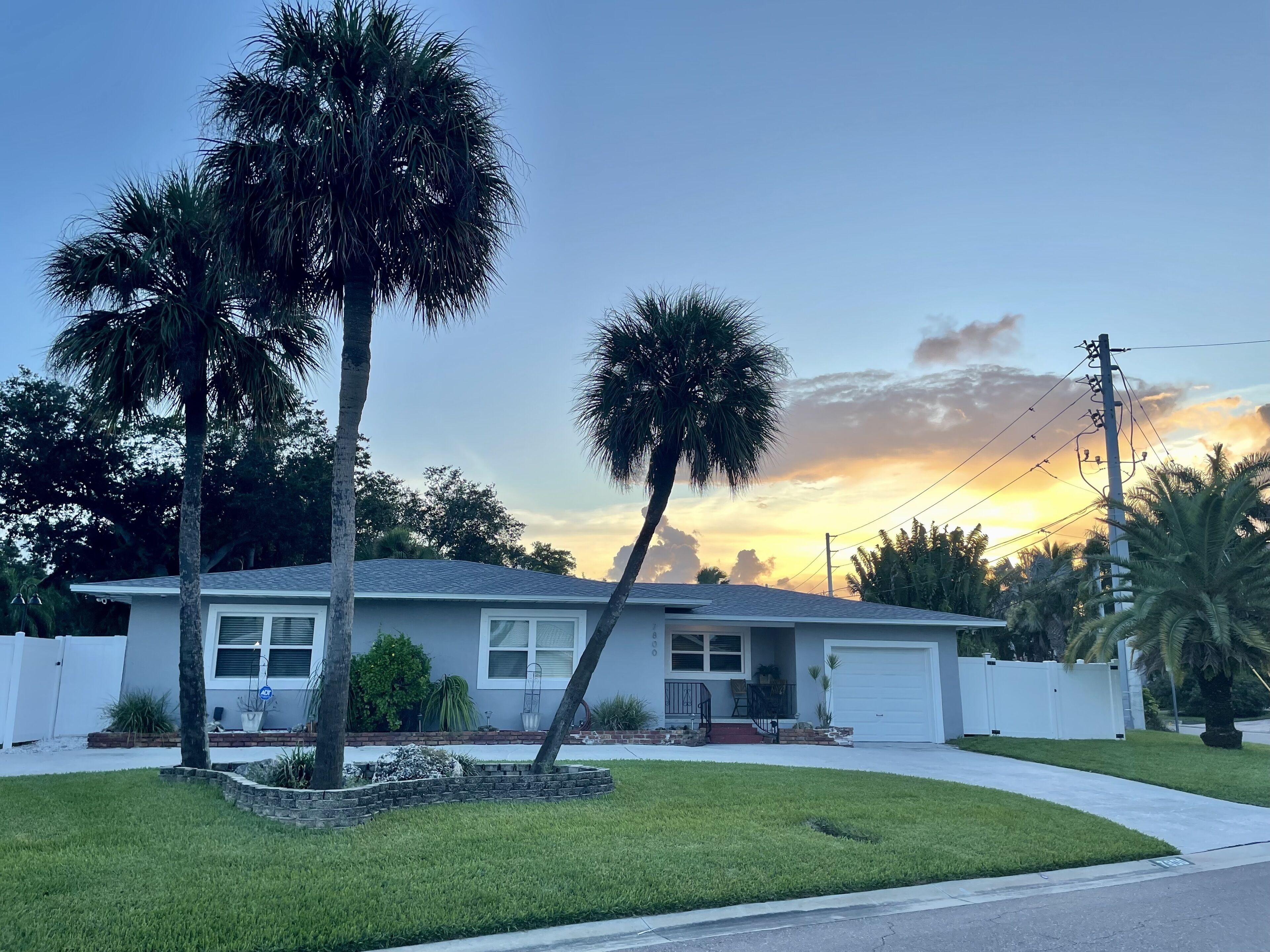 Treasure Island St Pete home + private pool close to beaches ☀️🏝️