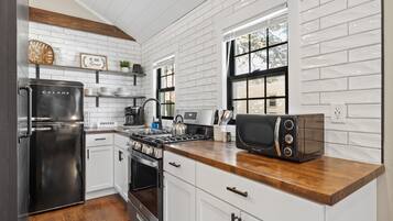 Signature Cottage | Private kitchen | Fridge, microwave, stovetop, coffee/tea maker