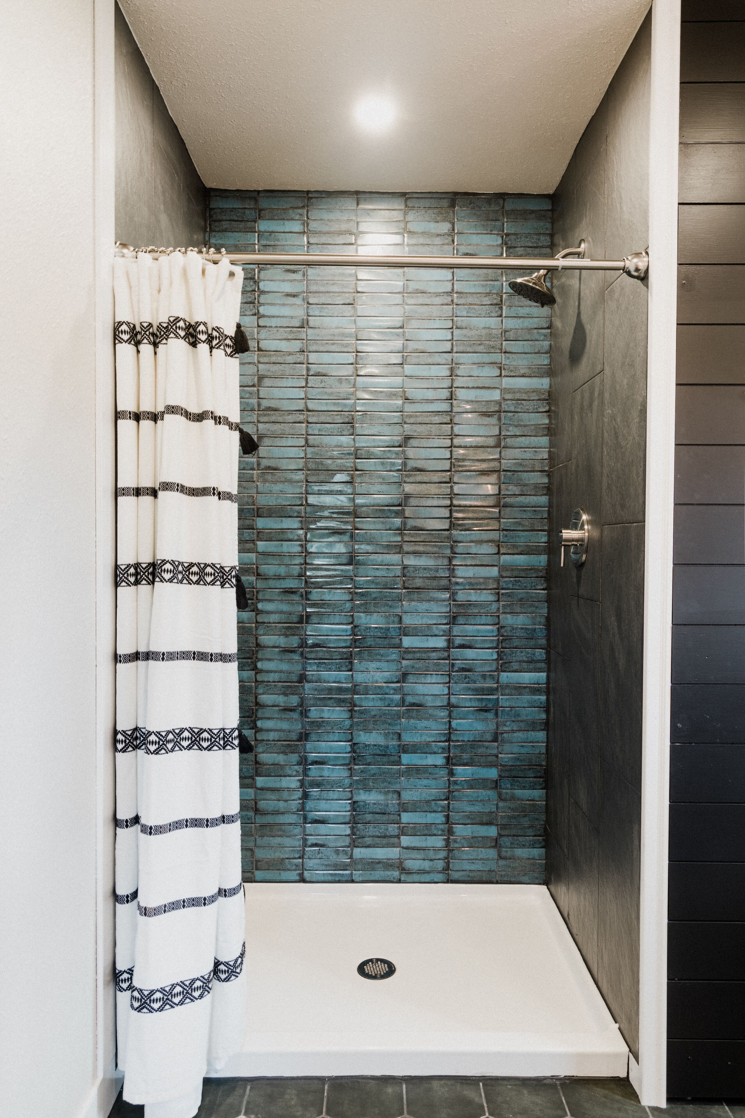 Signature Cottage | Bathroom | Hair dryer, towels, soap, shampoo