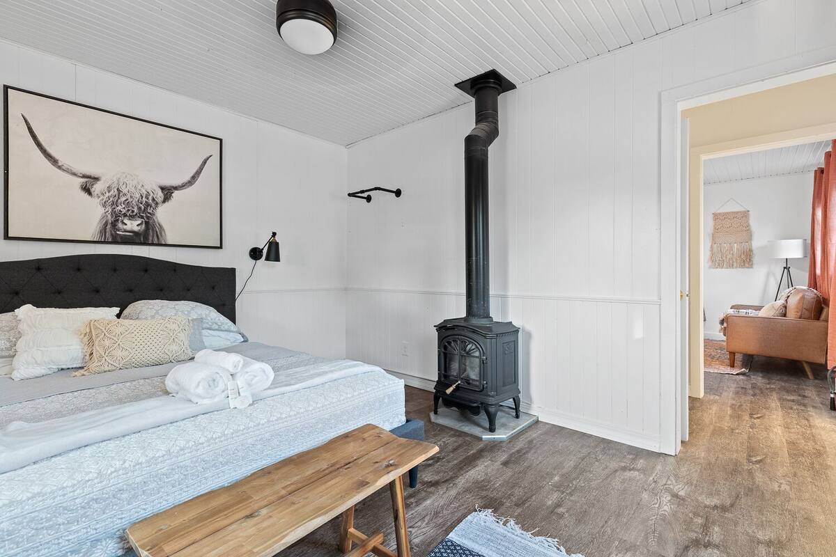 Småhus | Skrivebord for bærbar PC, strykejern/-brett og wi-fi (inkludert)