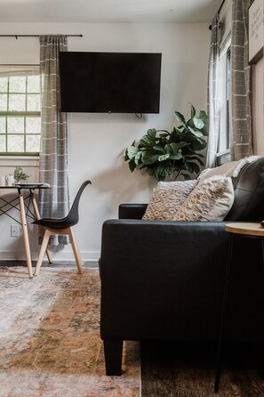 Casa de campo | Área de sala de estar | Televisión LED de 55 pulgadas con canales digitales, televisión y Hulu 